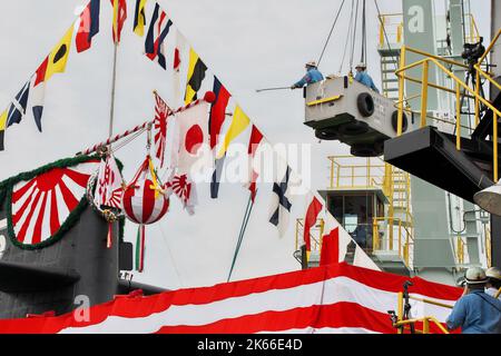 Kobe, Japan. 12. Oktober 2022. Arbeiter bereiten sich auf die Zeremonie des neuen U-Bootes „Jingei“ in Kobe Shipyard & Machinery Works von MHI in Kobe, Präfektur Hyogo, Japan, am 12. Oktober 2022 vor. Foto von Keizo Mori/UPI Credit: UPI/Alamy Live News Stockfoto