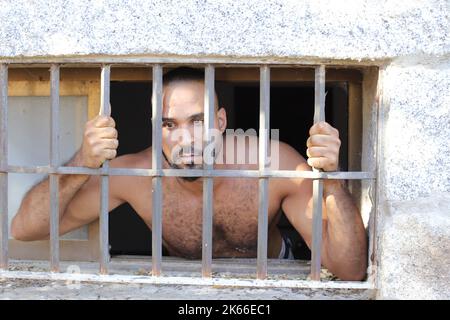 Isolierter Mann, der im Gefängnis Stress fühlt Stockfoto
