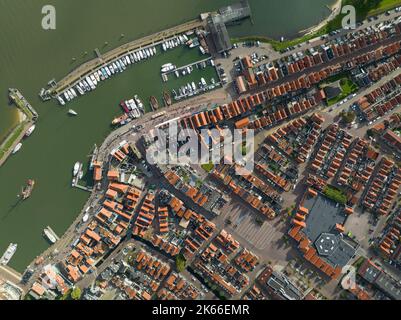 Volendam, Niederlande. Top-down-Übersicht über traditionelle holländische Fischerdorf-Stadt, traditionelle Gebäude und Hafen. Touristenattraktion Himmel Wolken Stockfoto