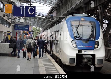 Bombardier Talent Triebwagen des National Express am Hauptbahnhof Köln, Deutschland, Nordrhein-Westfalen, Köln Stockfoto