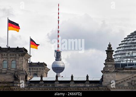 Reichstag, Detail mit deutschen Flaggen, Fernsehturm und Kuppel, Deutscher Bundestag, Regierungsbezirk, Deutschland, Berlin Stockfoto
