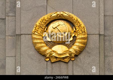 Goldenes Staatswappen der Sowjetunion, Detail, sowjetisches Kriegsdenkmal in Tiergarten, Deutschland, Berlin Stockfoto