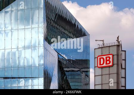 Cube Berlin und DB Logo, Washingtonplatz, Deutschland, Berlin Stockfoto