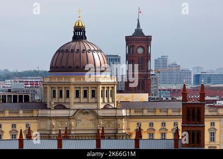 Humboldt Forum und Rotes Rathaus über den Dächern der Stadt, Deutschland, Berlin Stockfoto