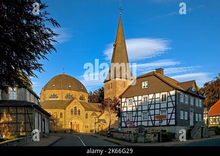 Pfarrkirche St. Blasius in Balve, Deutschland, Nordrhein-Westfalen, Sauerland, Balve Stockfoto