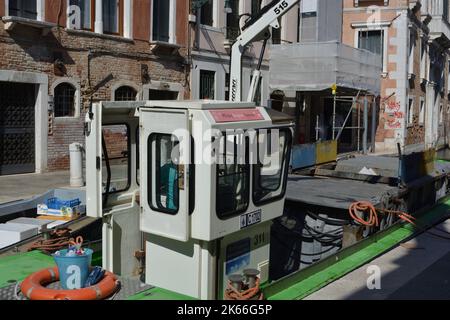 Müllabfuhr in Venedig. Müllabfuhr in Venedig ist nur auf dem Wasser möglich. Stockfoto