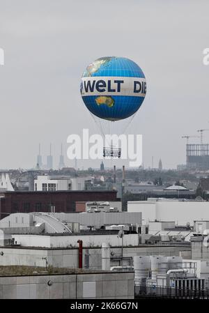 Berliner Weltkugel, ehemaliger Berliner Hi Flyer, Luftballon am Himmel über Berlin, Deutschland, Berlin Stockfoto