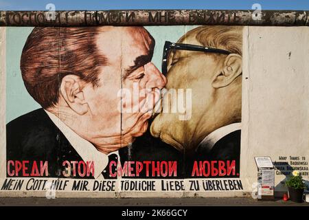 Bruderkuss zwischen Breschnew und Honecker, Wandbild auf einem Mauerrückstand, East Side Gallery, Deutschland, Berlin Stockfoto