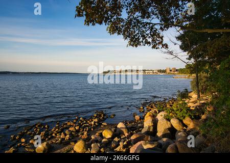 Maulwurf aus Steinen, der zur Flensburger Förde, Deutschland, Ostsee führt. Sonnenuntergang mit Hintergrundbeleuchtung Stockfoto