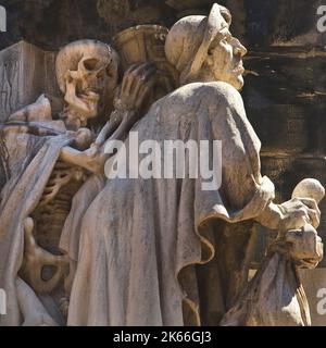 Statue „Tod hinter Jakobus“ am Eingangsportal der Marktkirche, Deutschland, Niedersachsen, Hannover Stockfoto