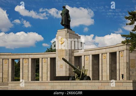 Sowjetisches Denkmal mit der Statue des Soldaten der Roten Armee und dem Goldenen Staatswappen, Deutschland, Berlin Stockfoto