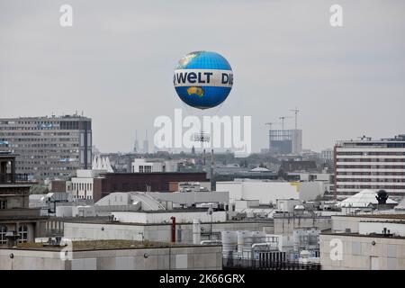 Berliner Weltkugel, ehemaliger Berliner Hi Flyer, Luftballon am Himmel über Berlin, Deutschland, Berlin Stockfoto