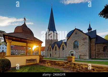 Pfarrkirche St. Blasius in Balve, Deutschland, Nordrhein-Westfalen, Sauerland, Balve Stockfoto