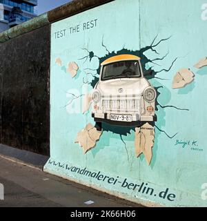 Wandgemälde auf dem Rückstand der Berliner Mauer, East Side Gallery, Trabi Bursting a Wall, Deutschland, Berlin Stockfoto