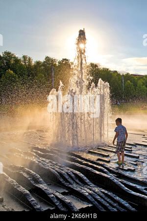 Junge am Brunnen im Lustgarten, Museumsinsel, Deutschland, Berlin Stockfoto