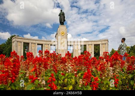 Sowjetisches Denkmal mit der Statue des Soldaten der Roten Armee und dem Goldenen Staatswappen, Deutschland, Berlin Stockfoto