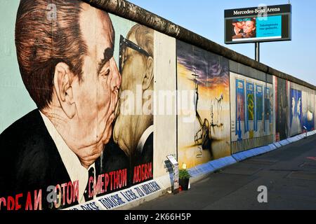 Bruderkuss zwischen Breschnew und Honecker, Wandbild auf einem Mauerrückstand, East Side Gallery, Deutschland, Berlin Stockfoto