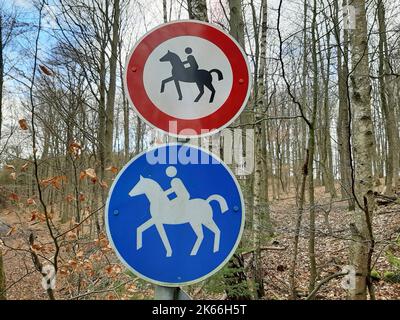 Keine Reiten und Reitschilder im Wald, Deutschland Stockfoto