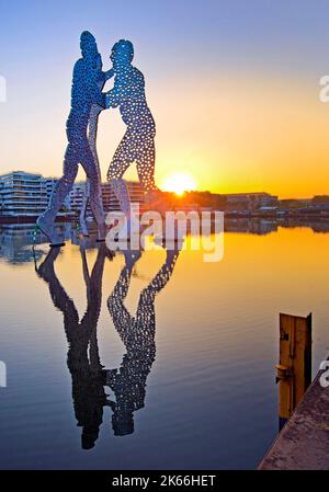 Molecule man, monumentales Kunstwerk in der Spree bei Sonnenaufgang, Deutschland, Berlin Stockfoto