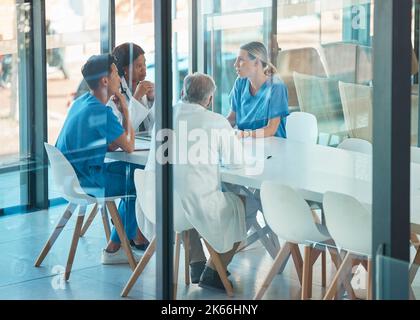 Ärzte in der Ausbildung. Eine Gruppe von Ärzten bei einem Treffen in einem Krankenhaus. Stockfoto
