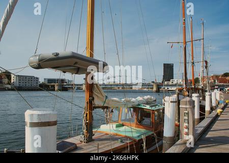 S nderborg, Dänemark - 2022: Sonderborg Havnegade, Wahrzeichen der Stadt - touristischer Kai mit alten Häusern und einem Hafen Stockfoto