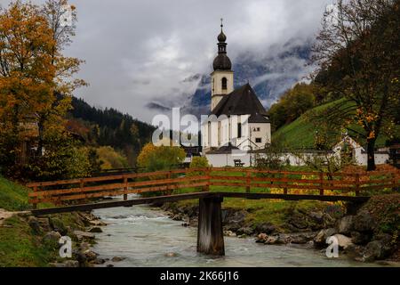 Die Pfarrkirche St. Sebastian mit Reiter Alpe im Hintergrund, Ramsau, Deutschland Stockfoto