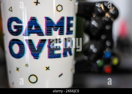 Tasse mit der Nachricht Game OVER. Gamer-Konzept. Stockfoto