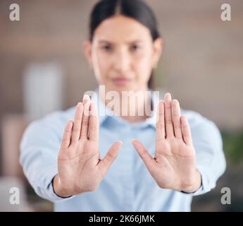 Nahaufnahme der weiblichen Hände, die Stop zeigen. Geschäftsfrau hält ihre Handflächen aus. Frau, die nein sagt Stockfoto