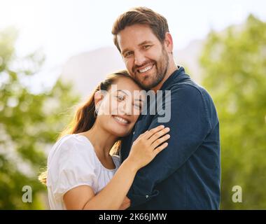 Jede Umarmung ist wertvoll. Ein junges Paar verbringt Zeit zusammen in der Natur. Stockfoto