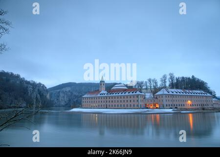 Das Kloster Weltenburg mit einer Reflexion über die Donau im Winter, Bayern, Weltenburg, Deutschland Stockfoto