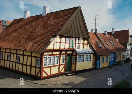 SONDERBORG, DÄNEMARK - September, 2022: Panorama einer Straße mit alten Häusern in Sonderborg, Dänemark Stockfoto
