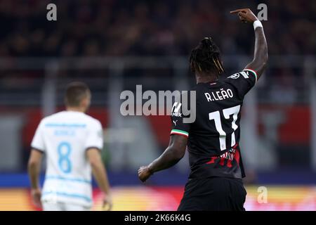 Rafael Leao vom AC Milan ist beim UEFA Champions League-Spiel der Gruppe E zwischen dem AC Milan und dem FC Chelsea im Giuseppe-Meazza-Stadion am 11. Oktober 2022 in Mailand, Italien, mit Gesten unterwegs. Stockfoto