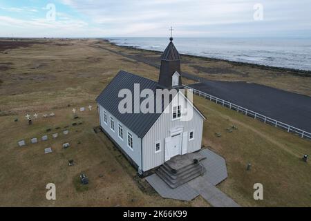 Strandarkirkja Kirche, Selvogur Island. Drohnenansicht. Stockfoto