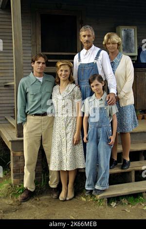 ROBERT SEAN LEONARD, ARIJA BAREIKIS, Logan Lerman, Scott Glenn, MELINDA DILLON, eine gemalte Haus, 2003 Stockfoto