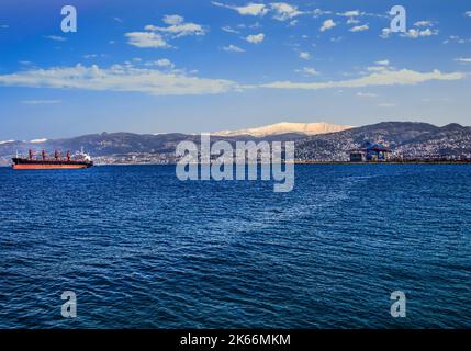 Libanon Beirut Corniche Manara .schöner Spaziergang entlang der Ostküste des Mittelmeers. Sie können sehen, wie schneebedeckte Berge über 6000 Meter aufsteigen, Stockfoto