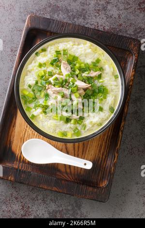 Die koreanische Hühnersuppe dak Gomtang wird aus langen, geschmortem Knochen und Aromaten aus der Nähe in einer Schüssel auf dem Tisch hergestellt. Vertikale Draufsicht von oben Stockfoto