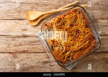 Köstliche hausgemachte Jerusalem kugel mit Nudeln, Rosinen, Zimt und Zucker aus nächster Nähe in einer Glasschüssel auf dem Tisch. Horizontale Draufsicht von oben Stockfoto