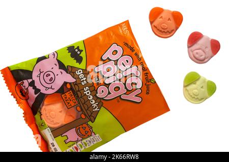 Paket von M&S Percy Pig bekommt gruselige Süßigkeiten mit echtem Fruchtsaft bereit für Trick or Treat Halloween offen mit Inhalt verschüttet auf weißem Backgroun Stockfoto