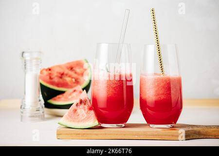 Zwei Gläser erfrischende Wassermelone Agua fresca trinken. Stockfoto