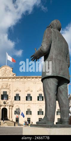 Statue des Dom Mintoff Castille Square Valletta Mata Stockfoto