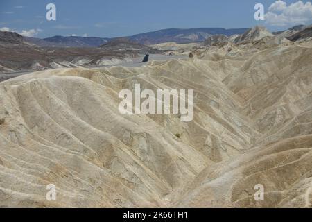 Die erodierten Vorgebirgsformationen am Zabriskie Point, Furnace Creek, Death Valley National Park, Kalifornien, USA Stockfoto