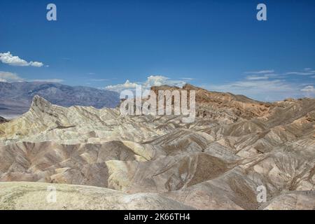 Manly Beacon und die erodierten Vorgebirgsformationen am Zabriskie Point, Furnace Creek, Death Valley National Park, Kalifornien, USA Stockfoto