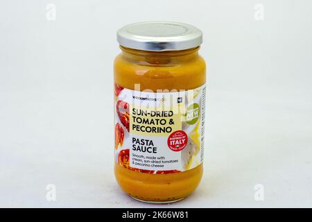 Johannesburg, Südafrika - Woolworths Food sonnengetrocknete Tomaten und Pecorino-Pasta-Sauce isoliert auf einem klaren Hintergrund Stockfoto