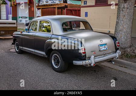 Falcon Heights, MN - 19. Juni 2022: Hochperspektivische Rückseitenansicht einer Mercedes-Benz 180D Ponton Limousine aus dem Jahr 1958 auf einer lokalen Automobilausstellung. Stockfoto