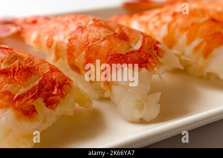 Schwarzes Tigergarnelen-Sushi auf weißem Hintergrund Stockfoto