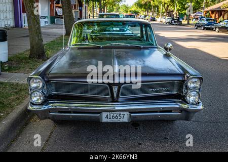 Falcon Heights, MN - 19. Juni 2022: Hochperspektivische Vorderansicht einer 1963 Pontiac Catalina 4-Türlimousine auf einer lokalen Automobilausstellung. Stockfoto