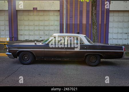 Falcon Heights, MN - 19. Juni 2022: Hochperspektivische Seitenansicht einer 1963 Pontiac Catalina 4-Türlimousine auf einer lokalen Automobilausstellung. Stockfoto