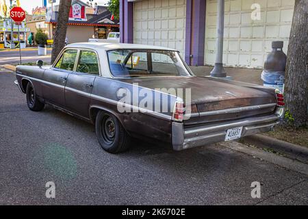 Falcon Heights, MN - 19. Juni 2022: Hochperspektivische Rückseitenansicht einer 1963 Pontiac Catalina 4 Türlimousine auf einer lokalen Automobilausstellung. Stockfoto