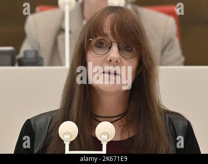 Potsdam, Deutschland. 12. Oktober 2022. Katrin lange (SPD), Ministerin der Finanzen des Landes Brandenburg, spricht auf der landtagsversammlung über das Doppelbudget 2023/2024. Die Abgeordneten diskutieren unter anderem das Haushaltsgesetz der Landesregierung 20223/2024, den Arbeitsmarkt in Brandenburg und die PCK-Raffinerie in Schwedt. Quelle: Bernd Settnik/dpa/Alamy Live News Stockfoto