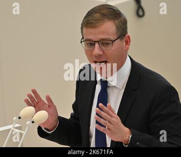 Potsdam, Deutschland. 12. Oktober 2022. Sebastian Walter (die Linke) spricht in der Debatte der landtagsversammlung über den Doppelhaushalt 2023/2024. Die Abgeordneten diskutieren unter anderem über das Haushaltsgesetz 20223/2024 der Landesregierung, den Arbeitsmarkt in Brandenburg und die PCK-Raffinerie in Schwedt. Quelle: Bernd Settnik/dpa/Alamy Live News Stockfoto